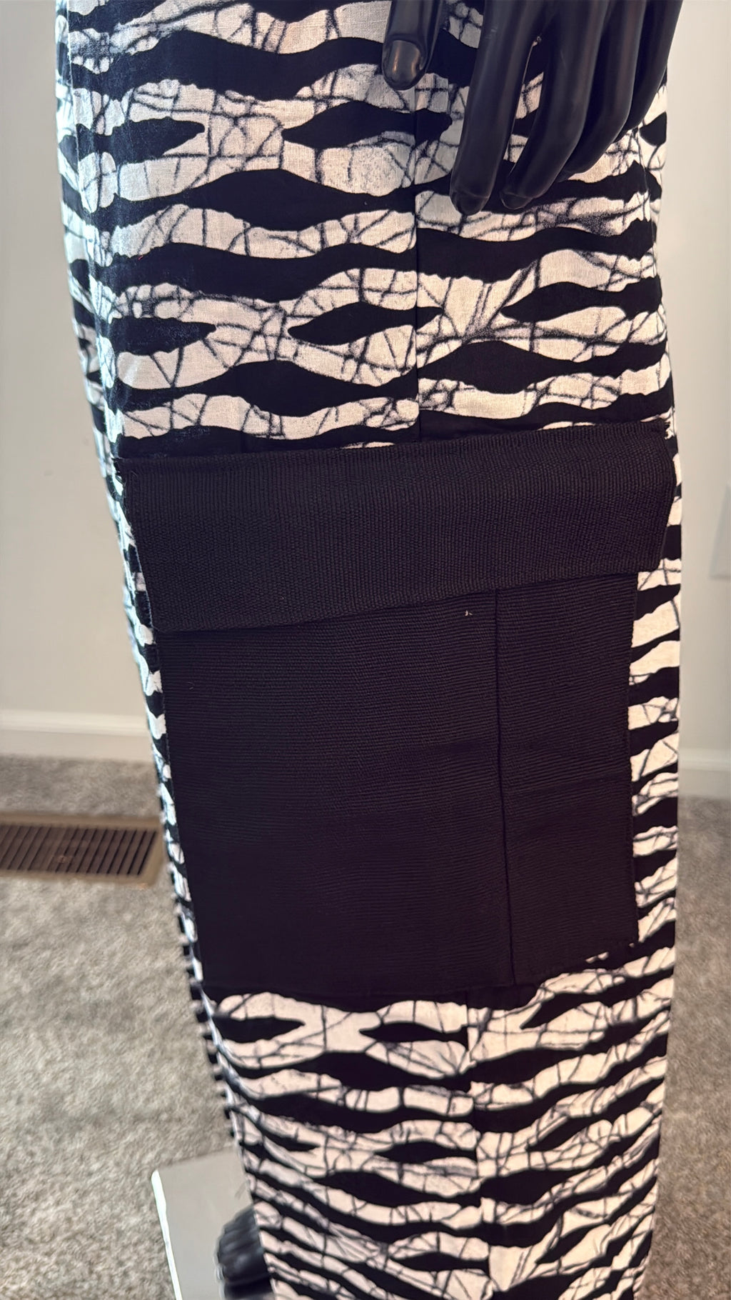 Monochrome Wide-Leg Cargo Pants