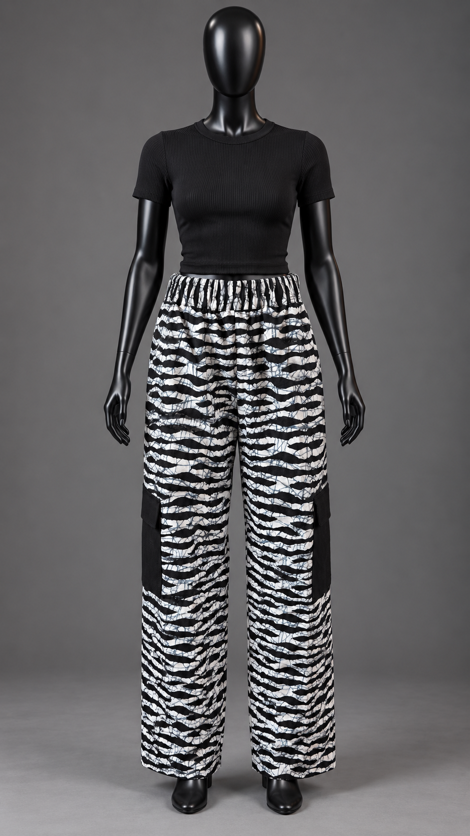 Monochrome Wide-Leg Cargo Pants