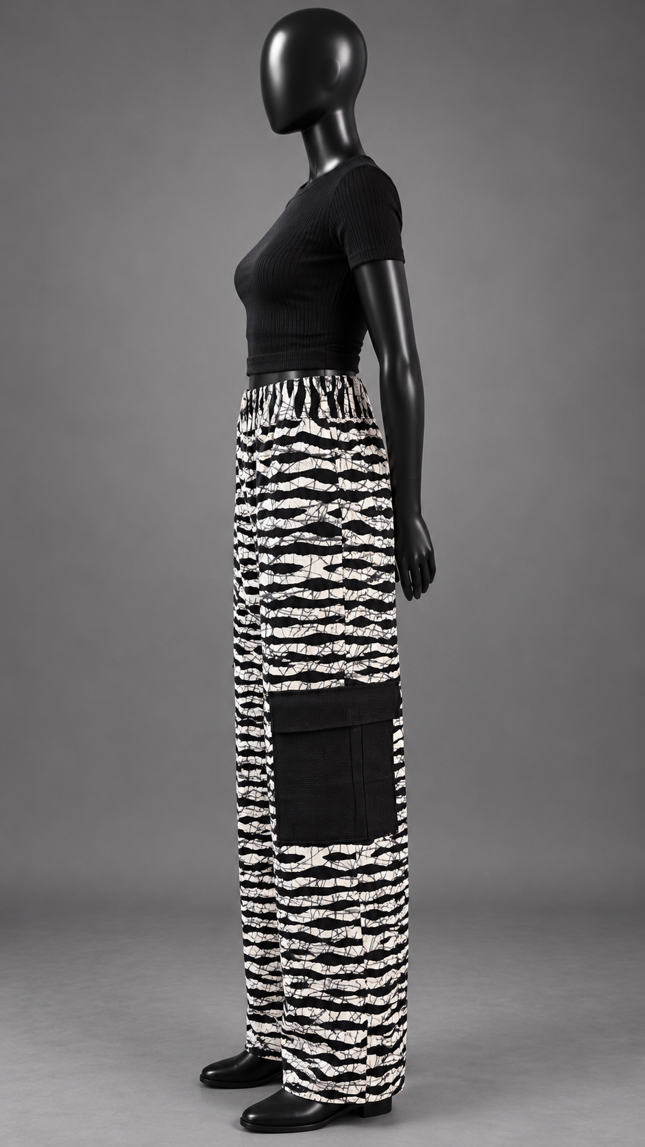 Monochrome Wide-Leg Cargo Pants